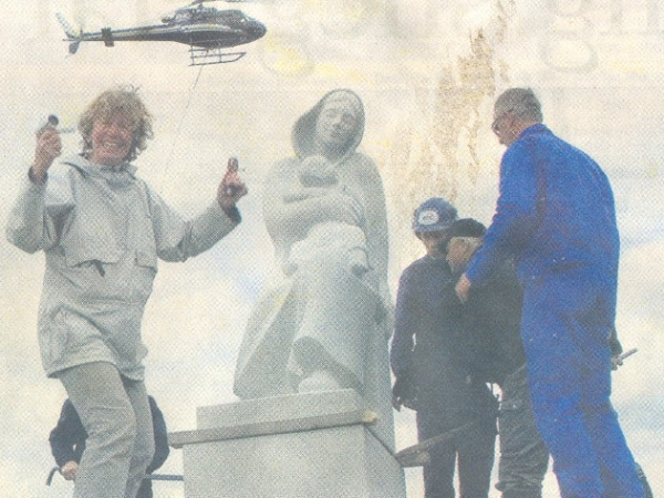 Tượng Madonna điêu khắc tại Việt Nam và trưng bày ngoài trời ở Na Uy