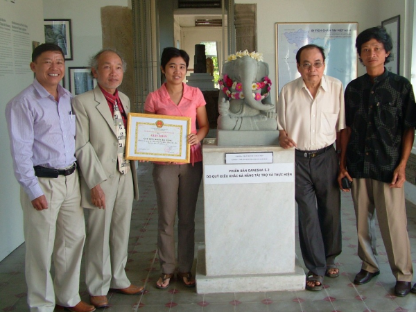 Quỹ Điêu khắc Đà Nẵng trao tặng phiên bản tượng thần Ganesa cho Bảo tàng Chăm