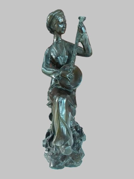 Tượng cô gái ôm đàn nguyệt cầm