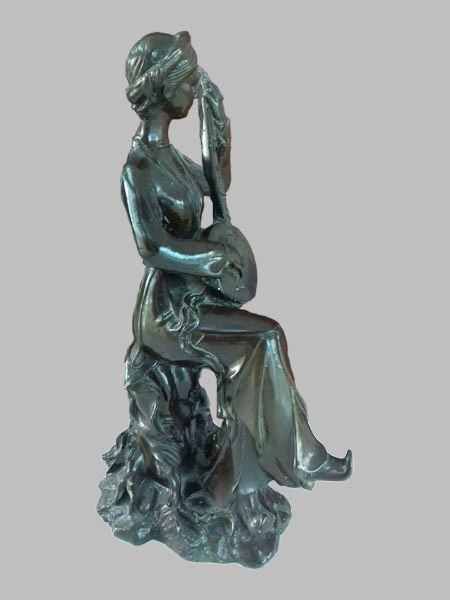 Tượng cô gái ôm đàn nguyệt cầm