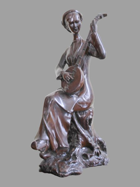 Tượng cô gái ôm đàn nguyệt cầm