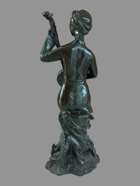 Tượng cô gái ôm đàn nguyệt cầm