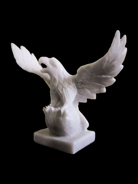 Tượng đại bàng đá trắng